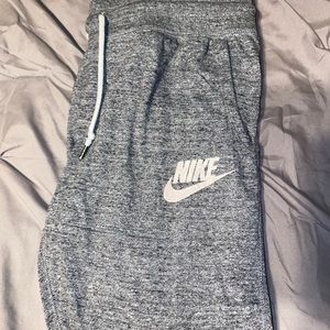 Nike Capri Joggers/Sweatpants